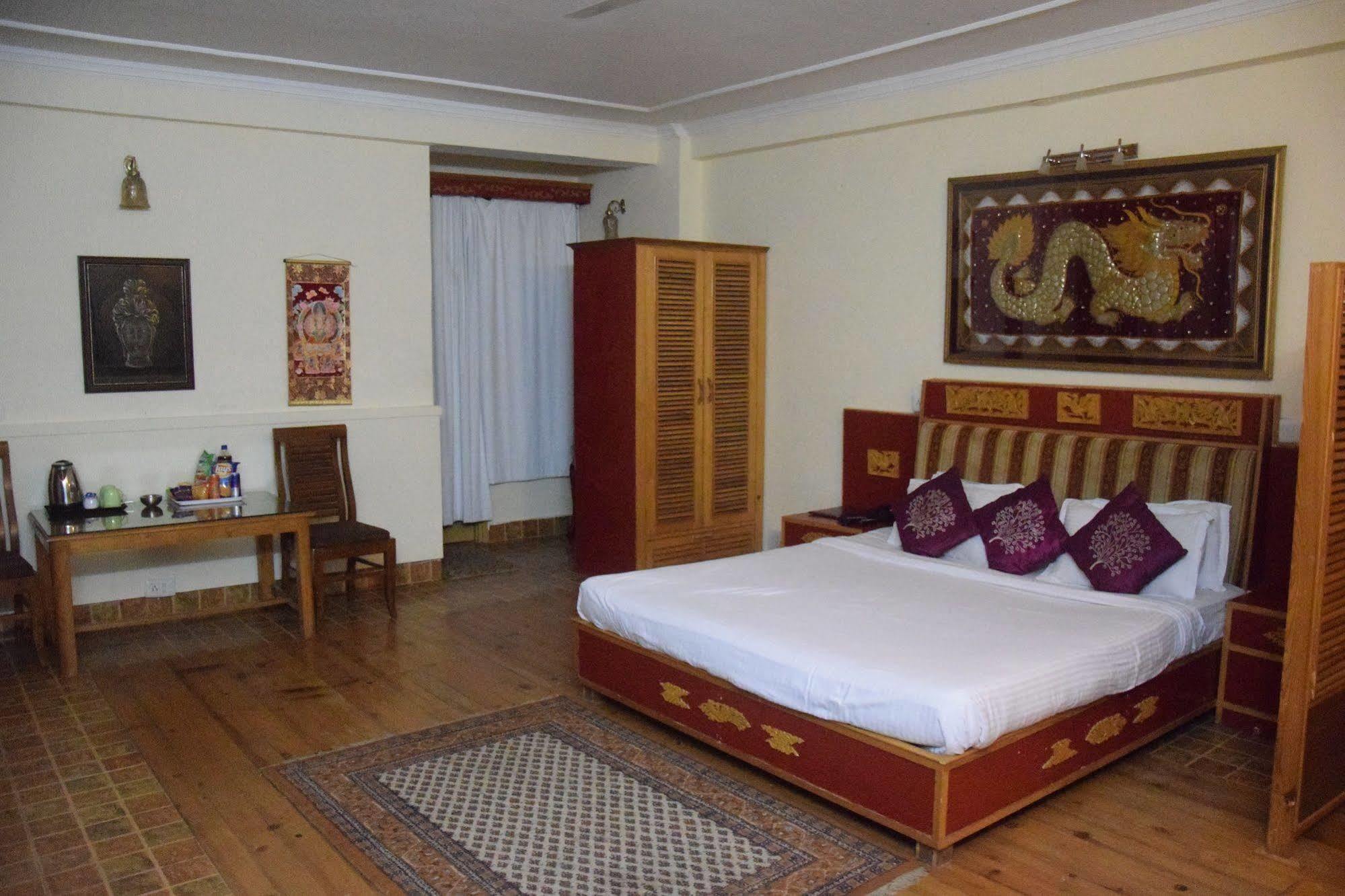 Una Comfort Nandini Hotel Dharamshala Bagian luar foto